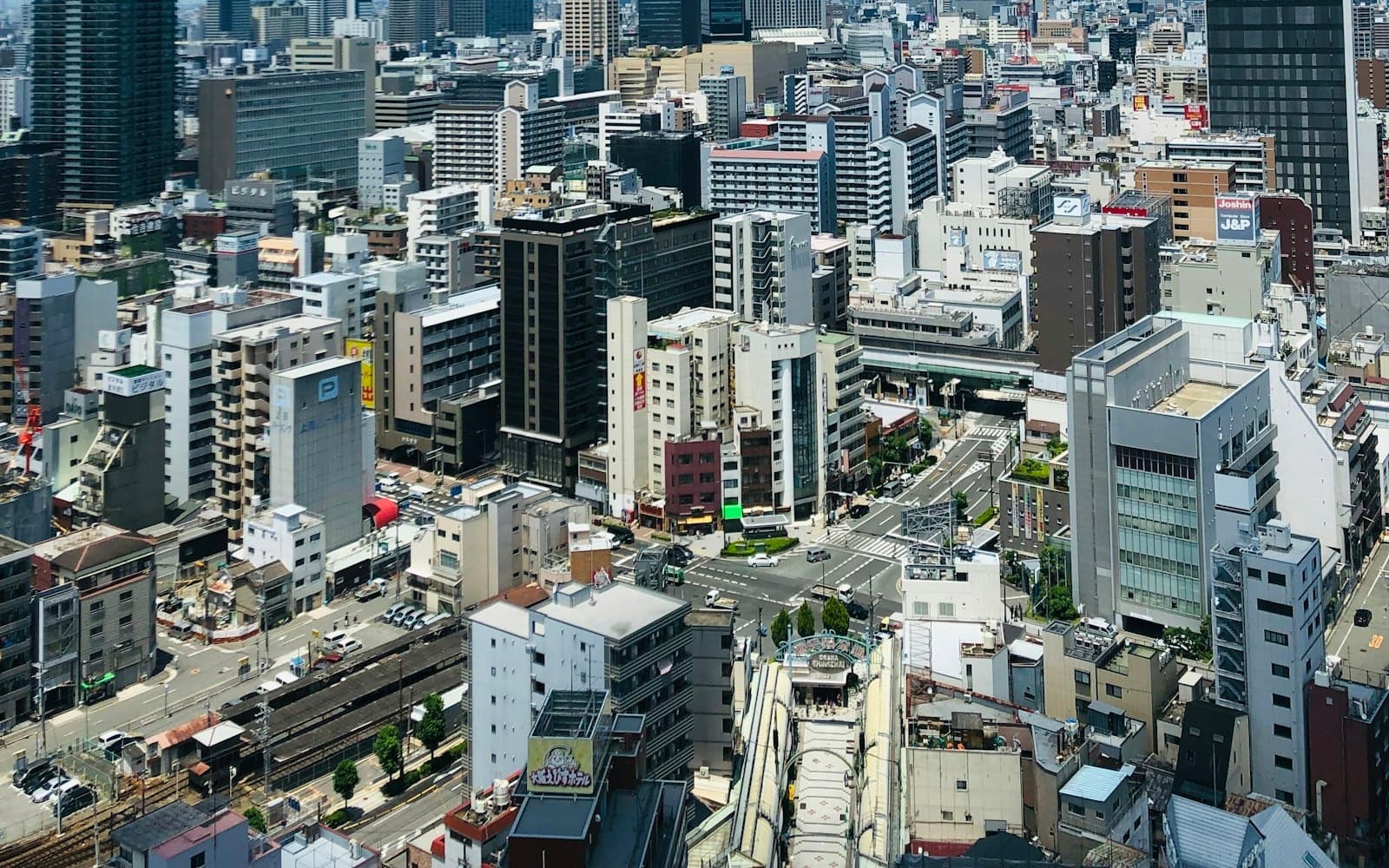 都市のビジネス街と空(南海トラフ臨時情報下の企業の事業継続)